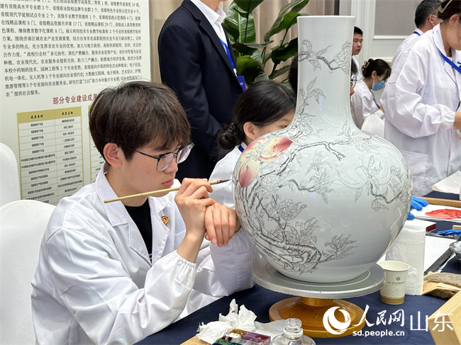 大会现场,MK体育文物修复与保护专业学生正在进行创作。人民网 谈媛摄
